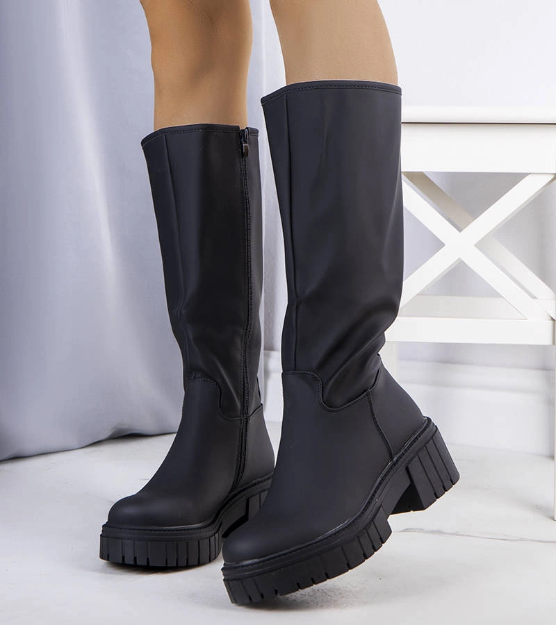 Cizme negre izolate Salda