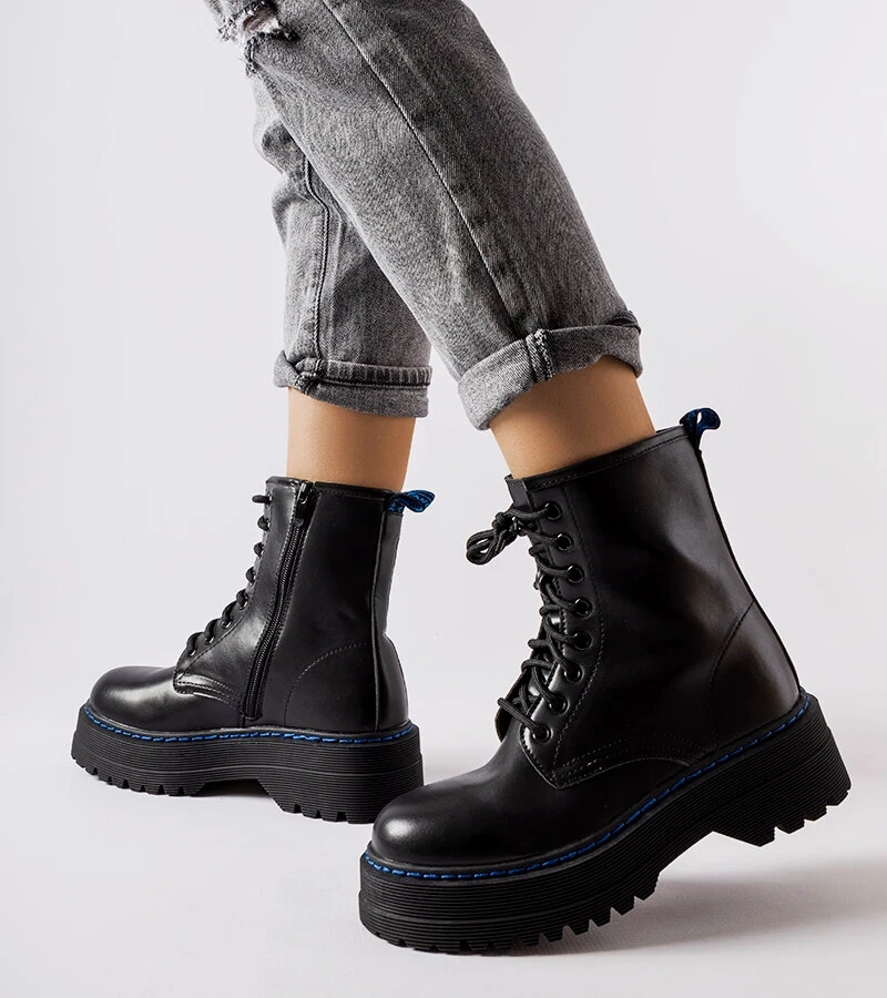 Bocanci negri de lucru izolați Stiles