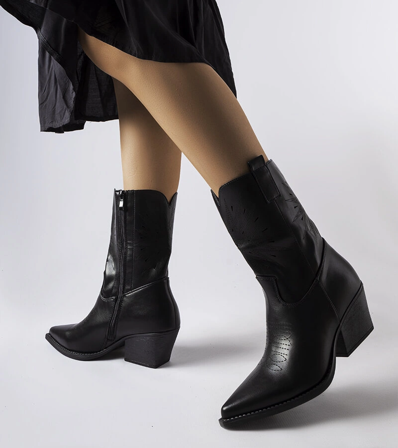 Cizme negre de cowboy cu tija decorată cu leopard.