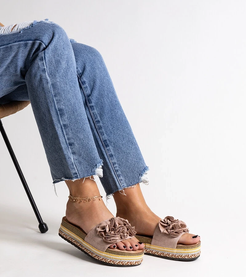 Papuci bej decorati cu flori Mehret