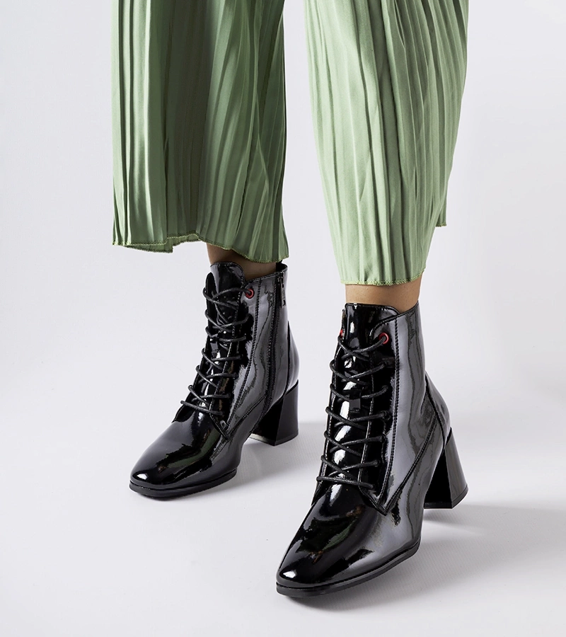 Cizme stiletto negre lăcuite de la Vinceza