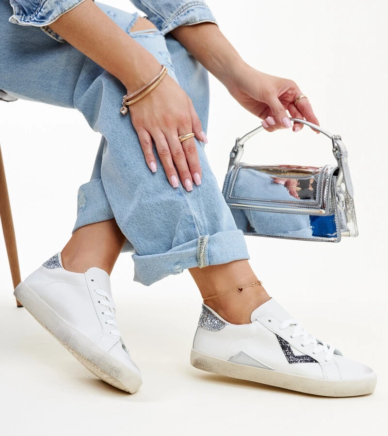 Adidași albi cu efect de "uzură" Gombola