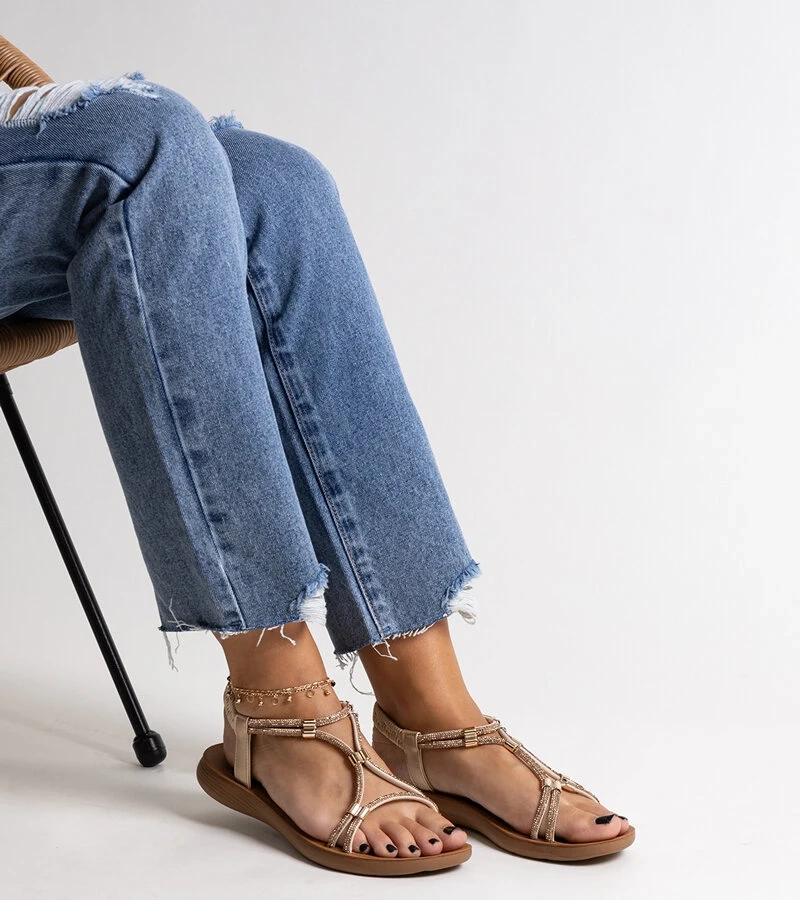 Sandalele de aur ale Leilanei, decorate cu zirconii