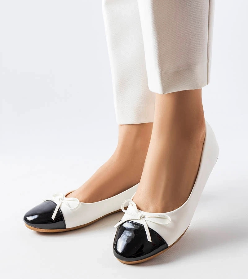 Balerini albi cu nasul lăcuit de Despins