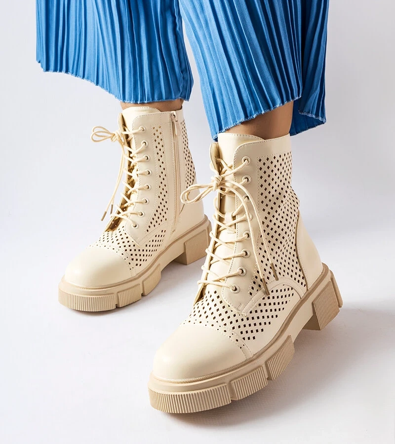 Botinele Corpus din dantelă bej