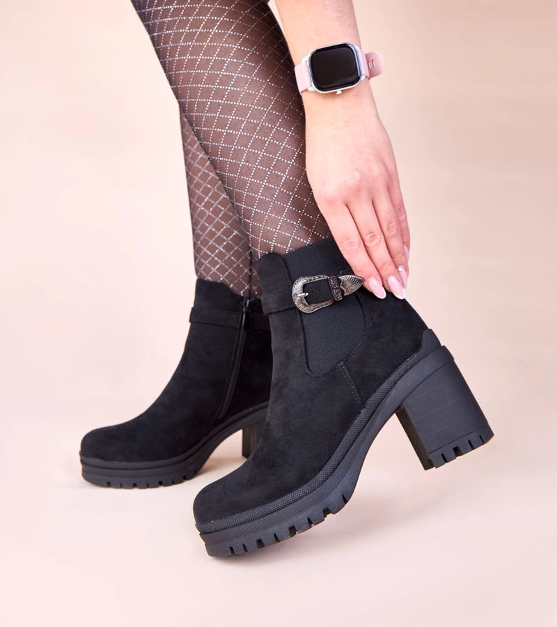 Ghete negre cu toc gros și cataramă decorativă Gwella