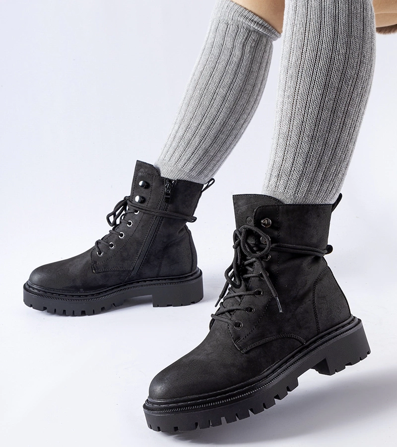 Pentru a traduce numele produsului în limba română, ar fi: 

Traperi negri și plați cu protecție Brattle.