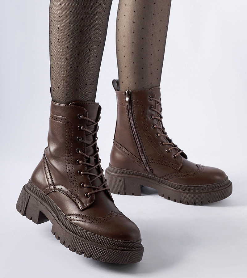 Cizmele maro decorate cu cusături Nicla