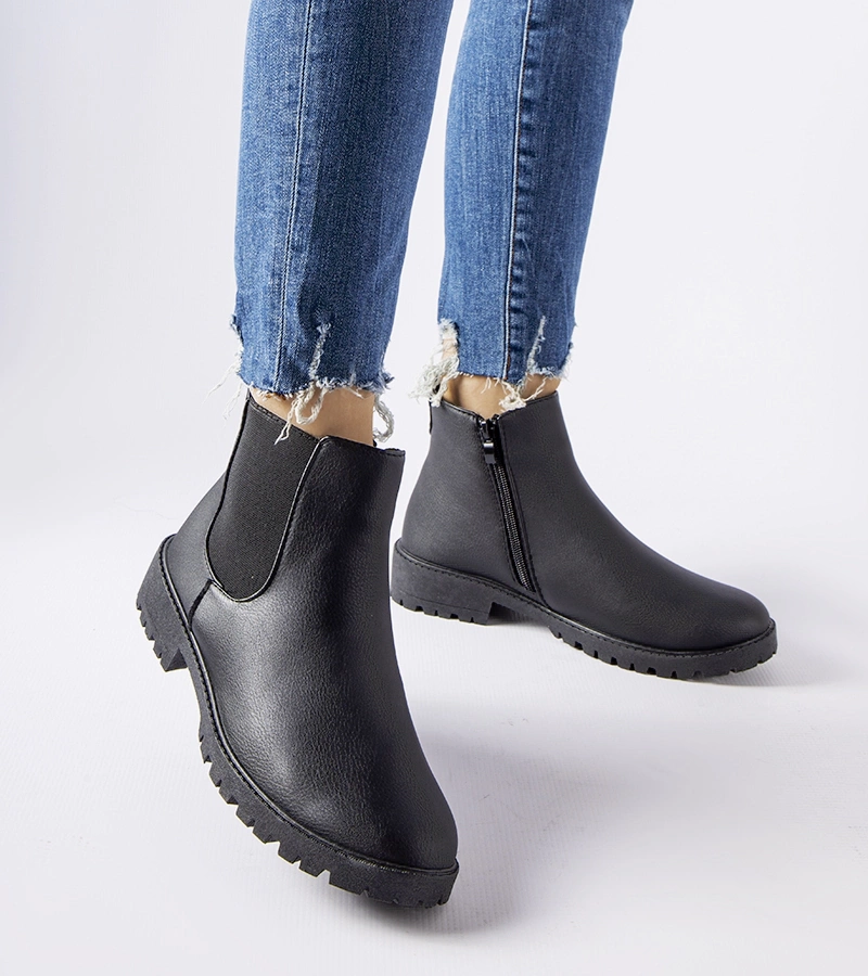 Cizme negre izolate Saber