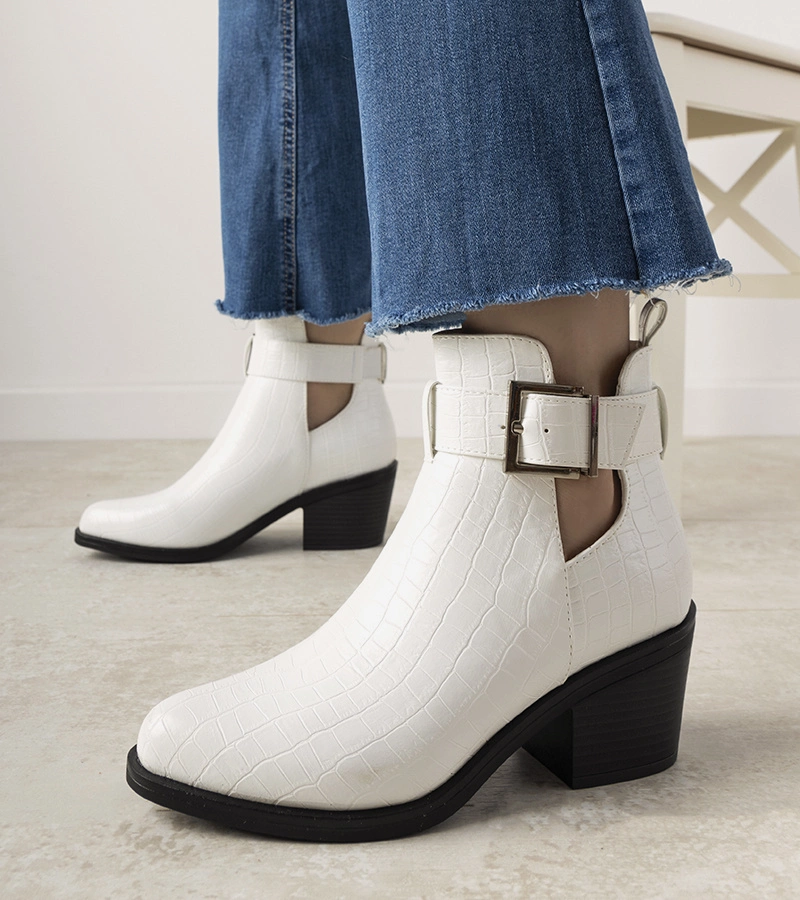 Cizme stiletto albe cu decupaje de Moderniso