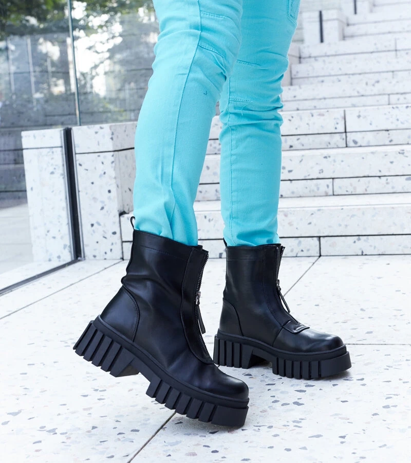 Cizme negre izolate cu fermoar de la Francavilla