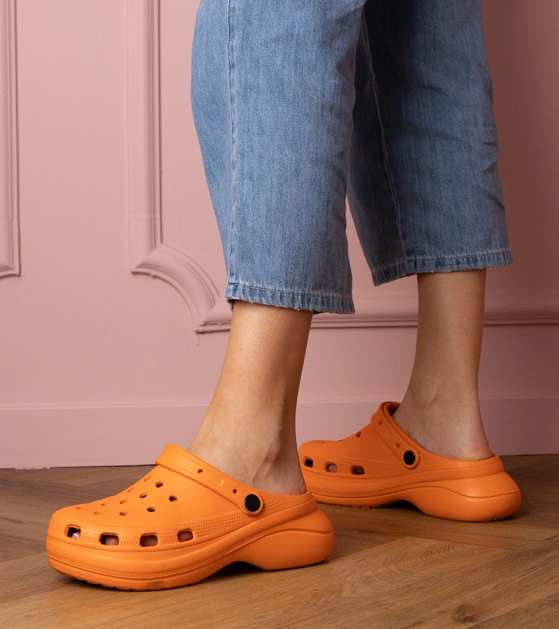 Portocalii papuci închiși pe platformă Kameris