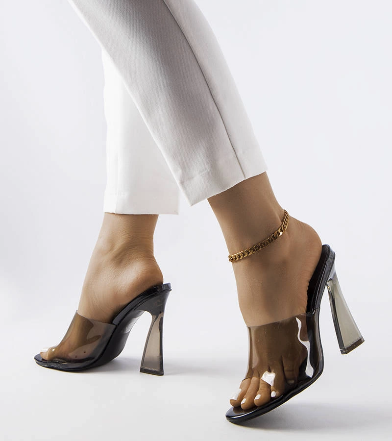 Șlapi negri transparenți pe un post de Clichy