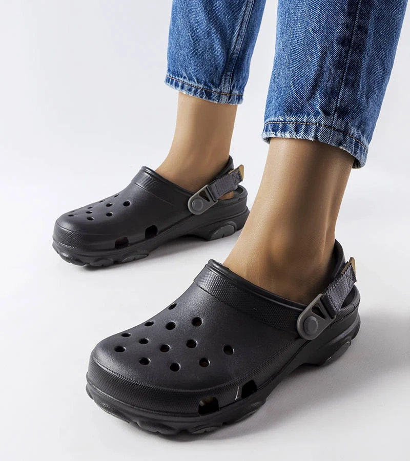 Șlapi Crocs perforați negri