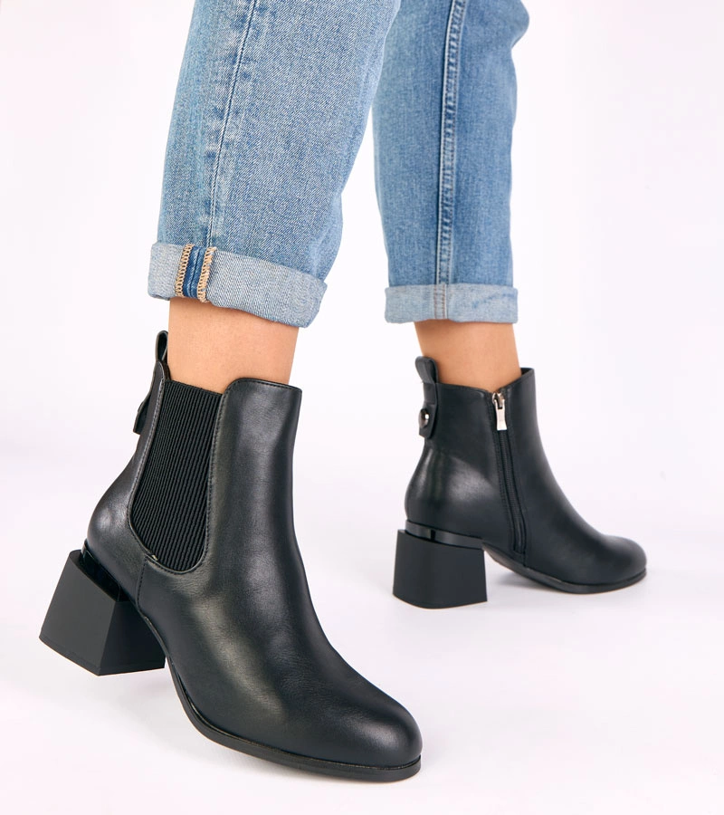 Ghete negre cu toc gros și inserție elastică Taina