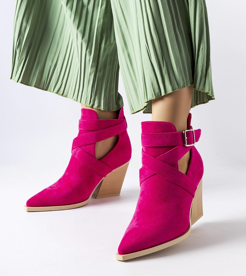 Cizme de cowboy roz cu decupaje de Duclos