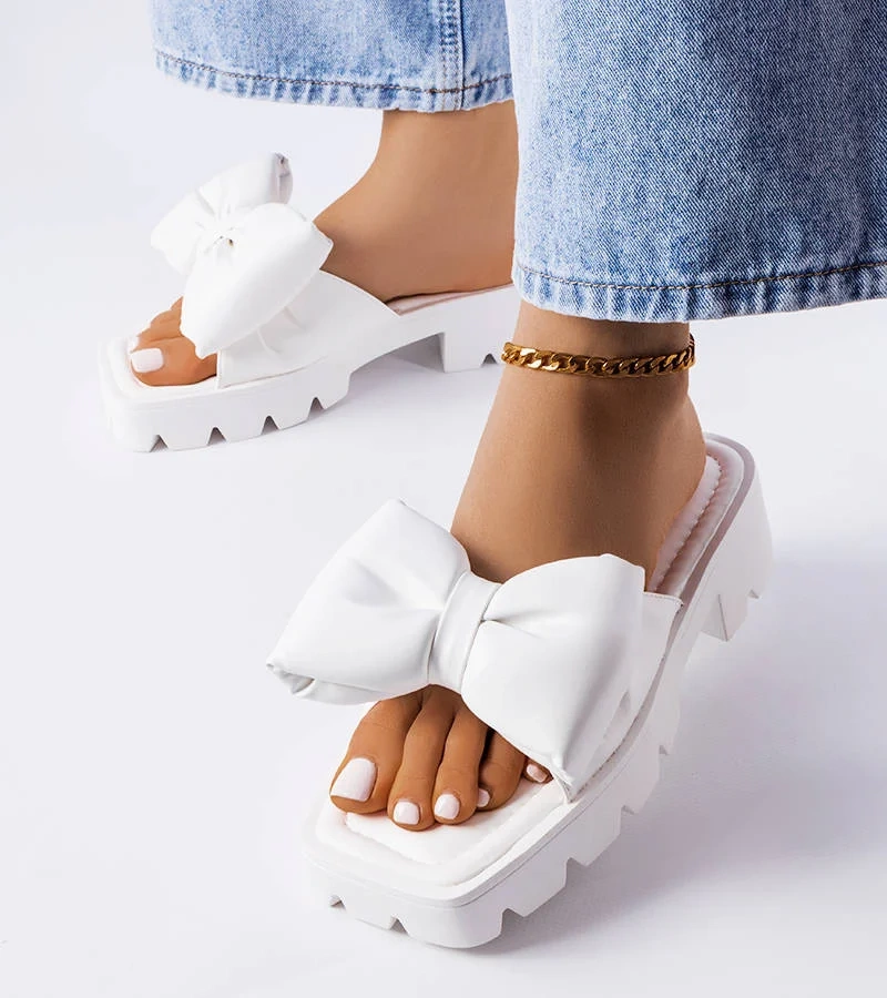 Șlapi albi cu talpă de tractor de Bossé