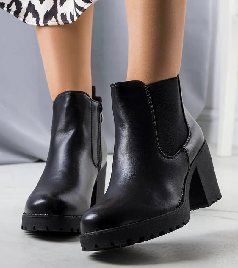 Cizme negre izolate Cattan