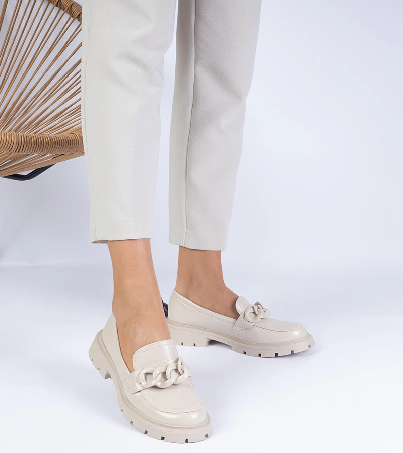 Mocasini lăcuiți bej cu ornament Klesia