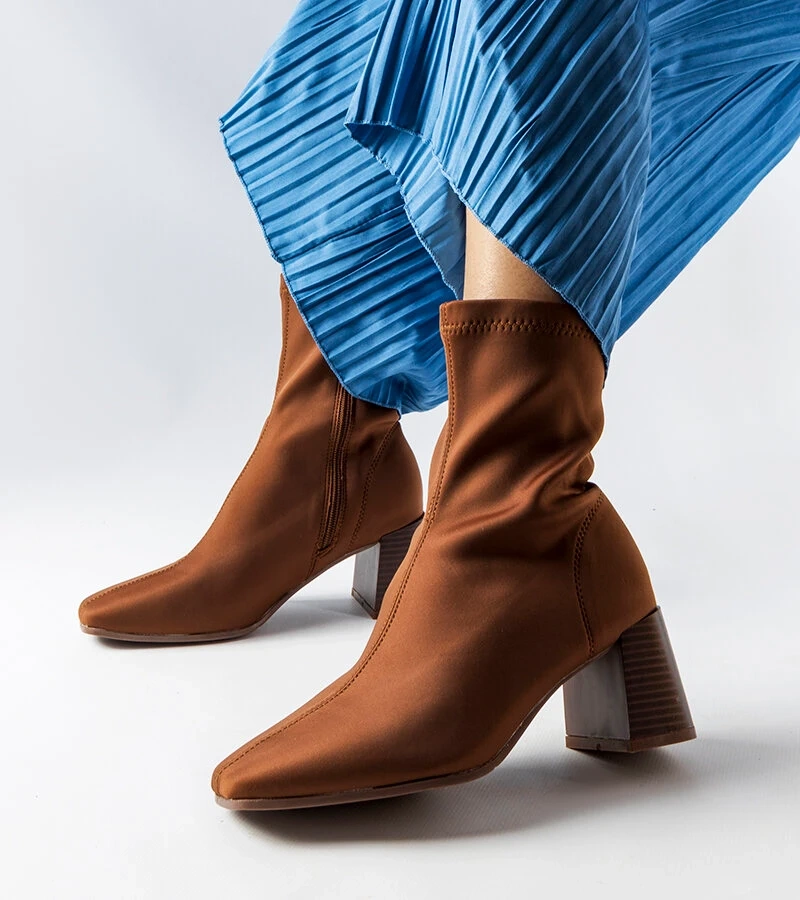 Cizme stiletto din satin maro de la Laforgen