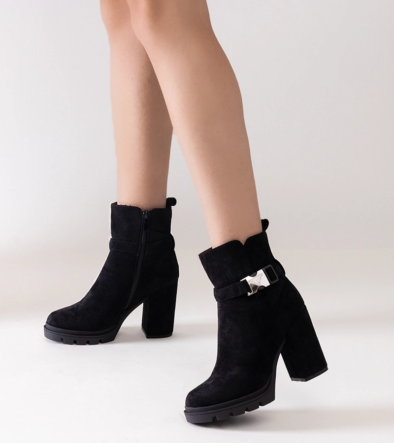 Botine negre cu toc pătrat decorate cu o cataramă Torhia.