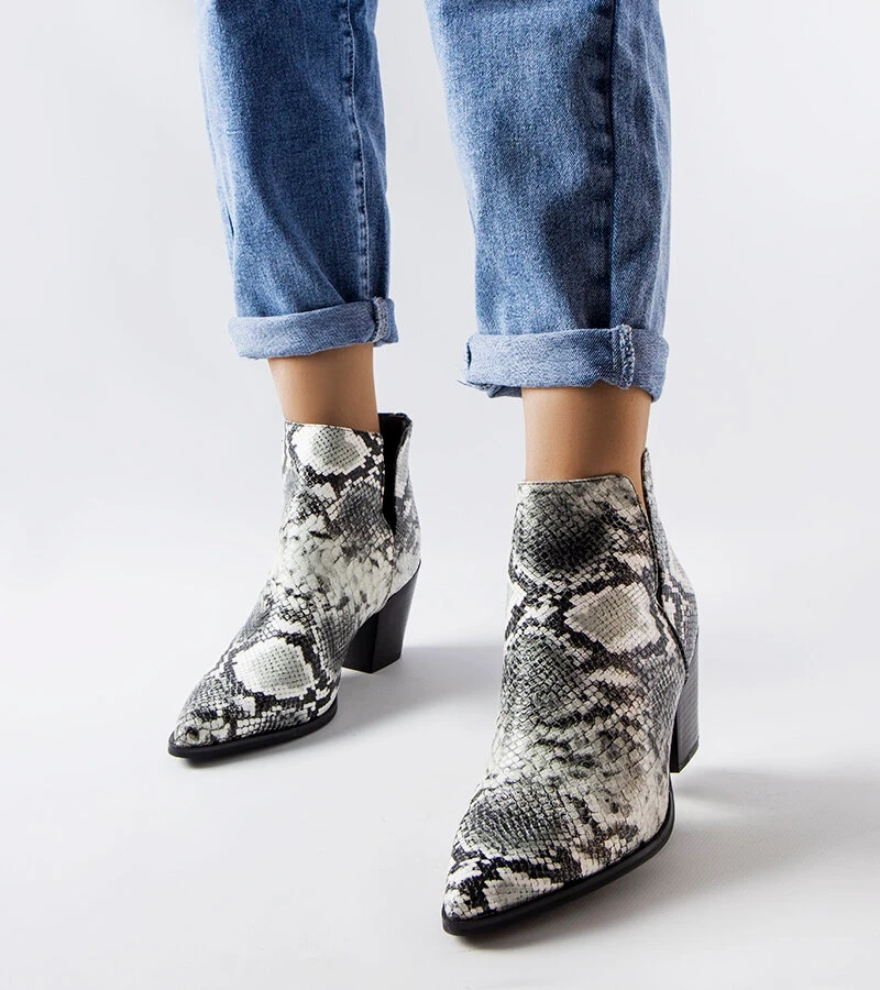 Cizme scurte de cowboy albe cu imitație de piele de șarpe Iga