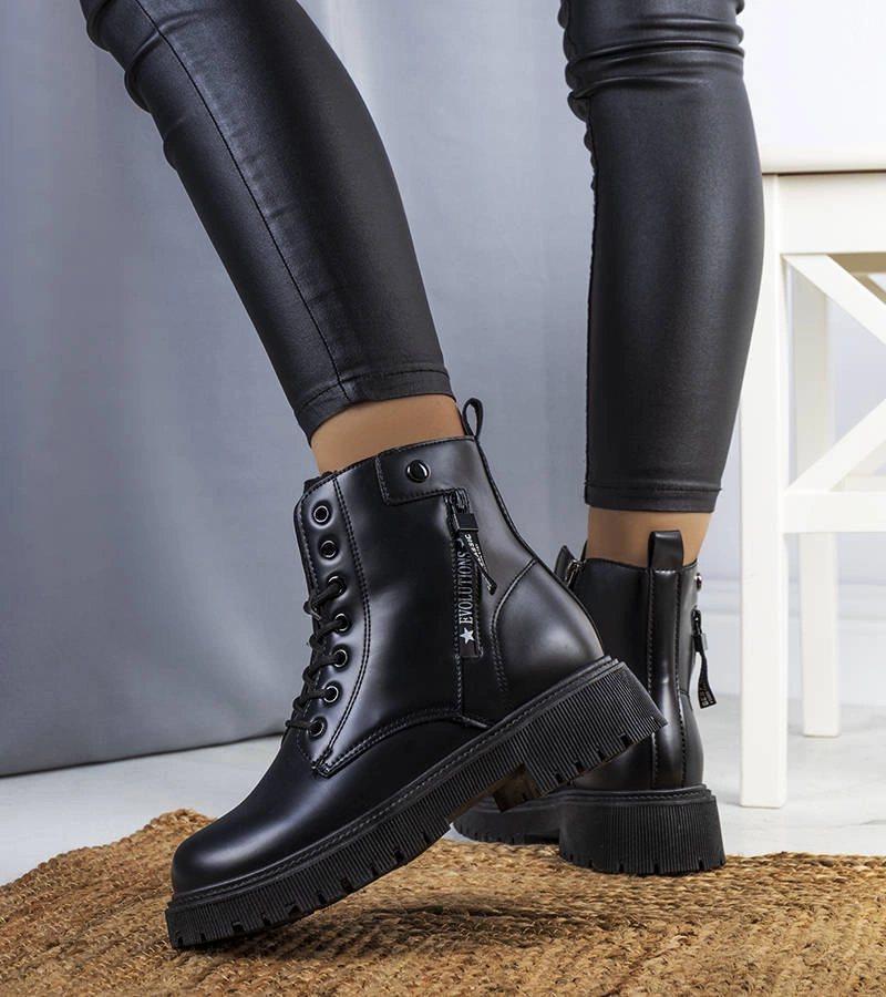 Trapper negru izolat Anja