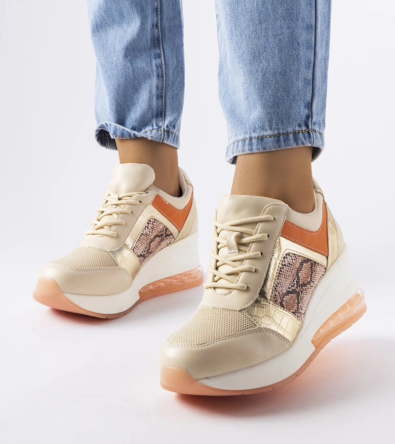 Adidași bej Irpina pe tocuri