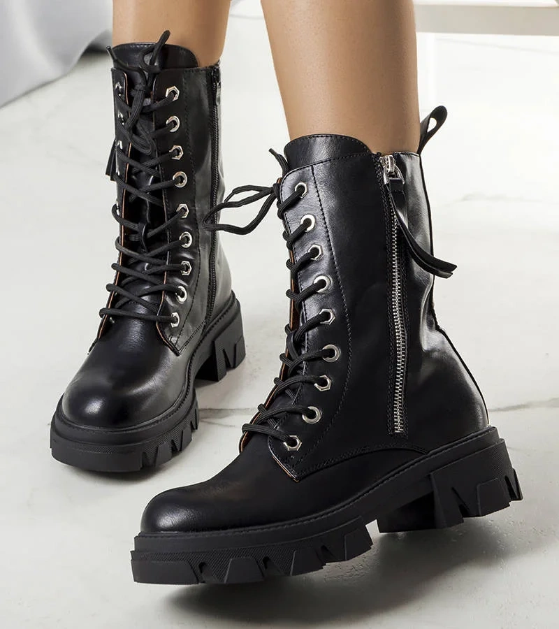 Cizme negre izolate Artamo