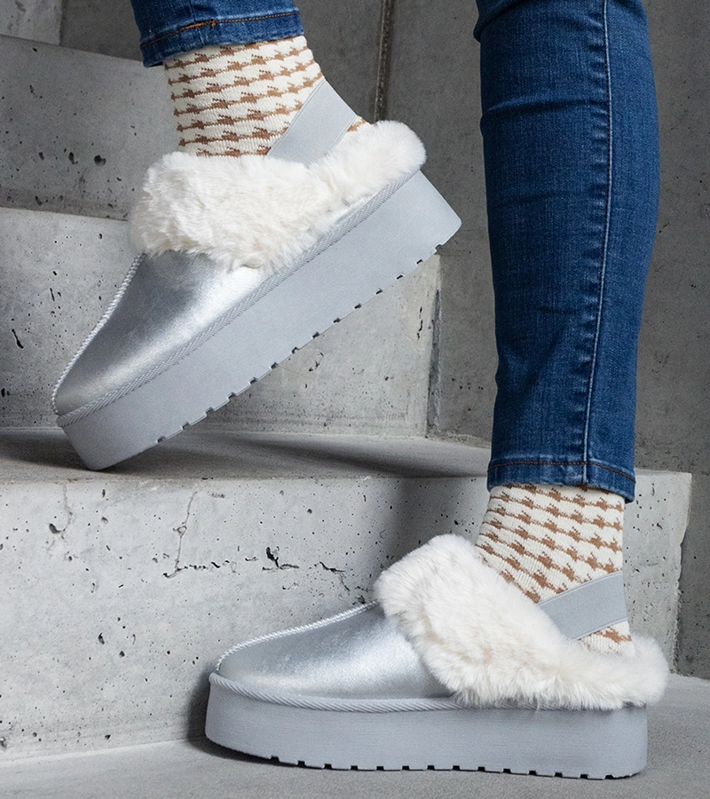 Papuci argintii pe platformă decorați cu blană și elastic la călcâi Asza