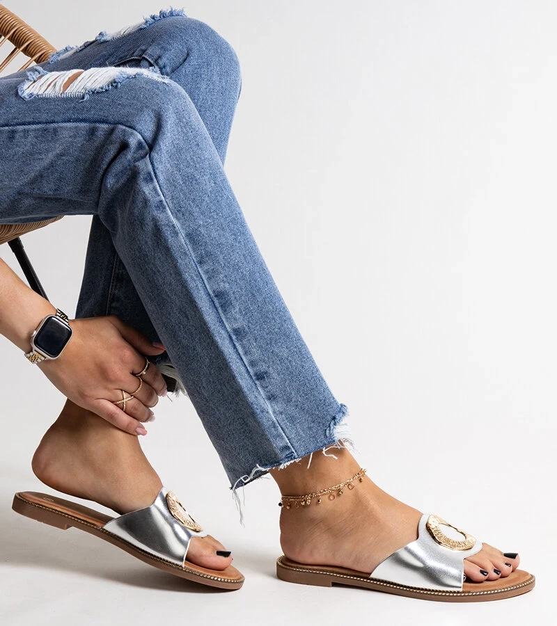 Pantofi argintii cu o cataramă decorativă Ganea