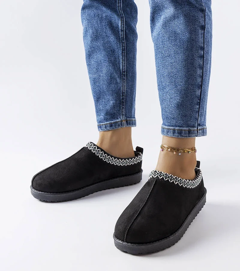 Papuci izolați negri decorați cu broderie Dudi