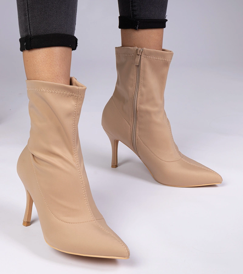 Botine bej cu finisaj satinat pe toc Sanoris