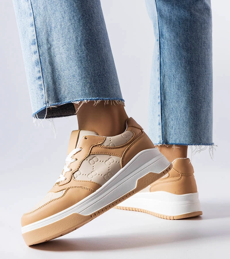 Adidași bej, înfrumusețați cu ștanțare Paré