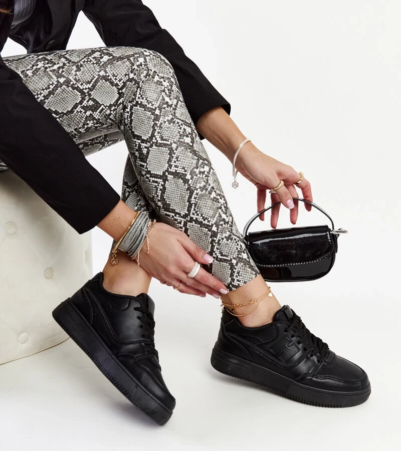 Adidași negri pe platforma Mentha