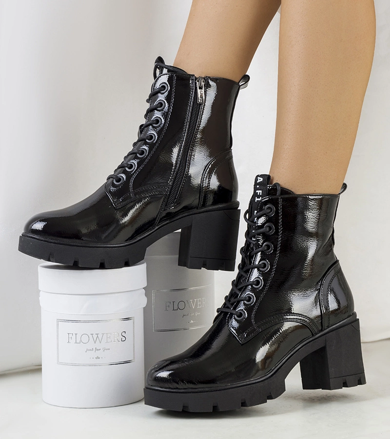 Cizme cu toc lăcuit negru de Clemati