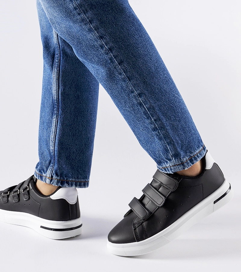 Adidași negri cu închidere velcro Paré