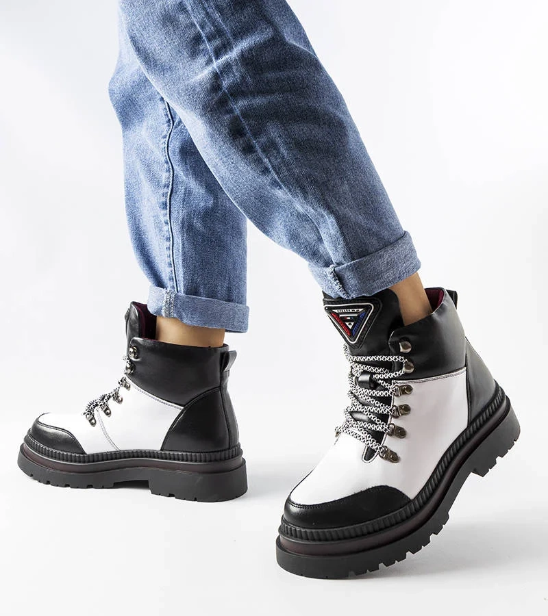 Trapper izolat negru și alb de la Solofra