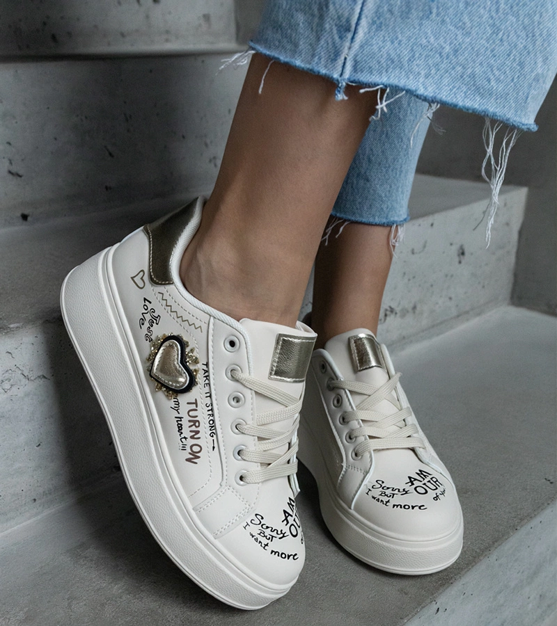 Adidași bej decorați cu patch-uri și inscripții pe platformă Etara