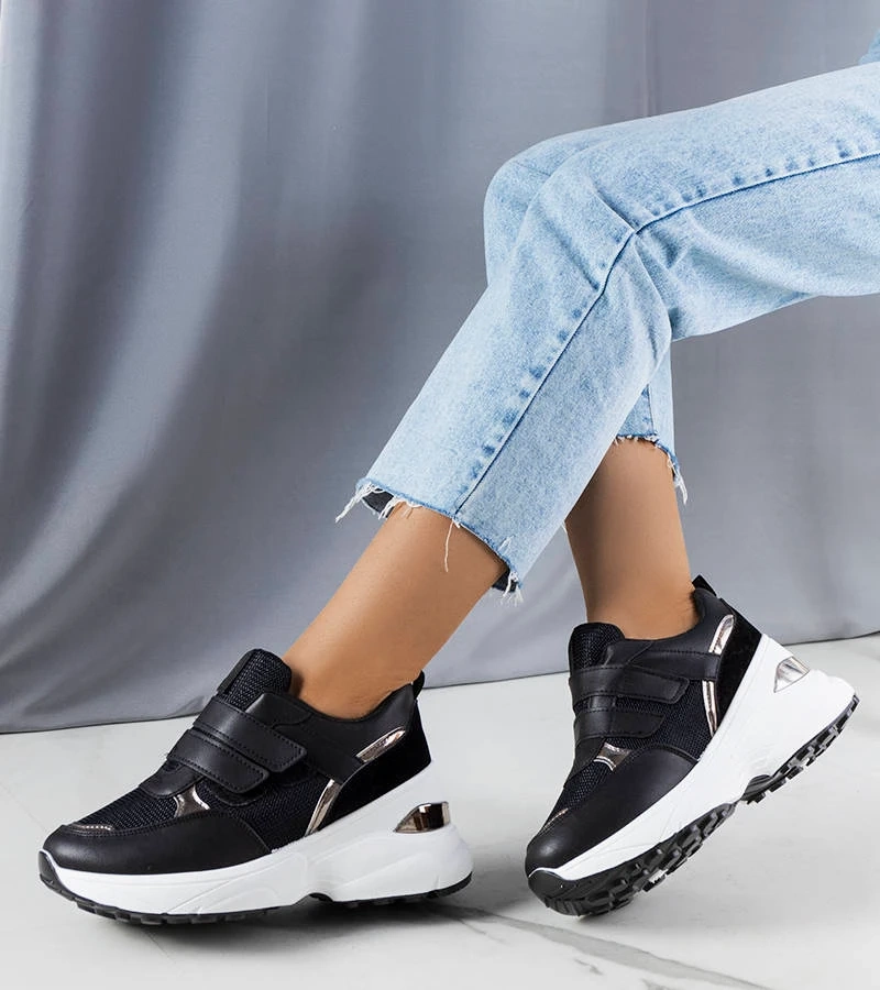 Adidași negri pe talpă solidă de Elsie