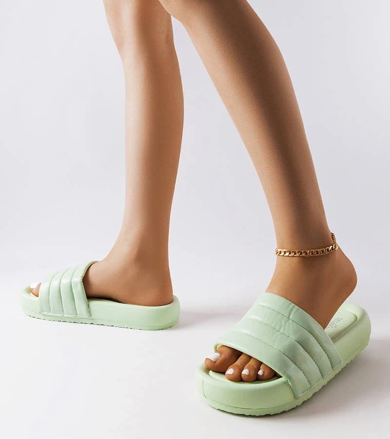 Șlapi verzi decorați cu Dorene Quilting