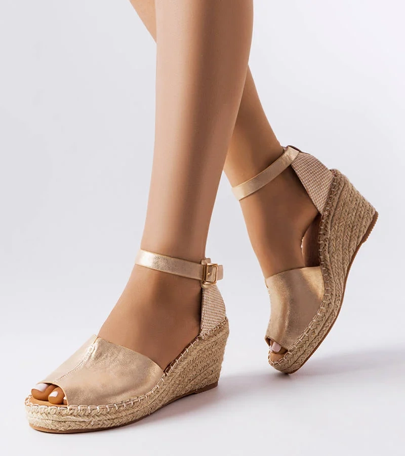 Urmează espadrile aurii pe tocuri