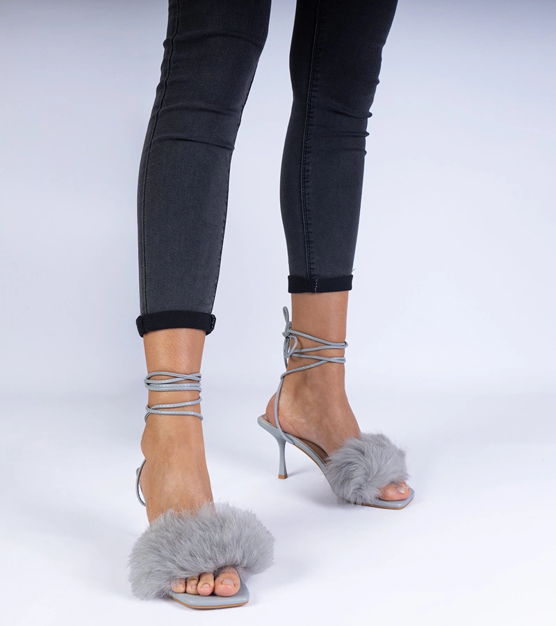 Sandale gri cu toc subțire și blăniță Aladisa