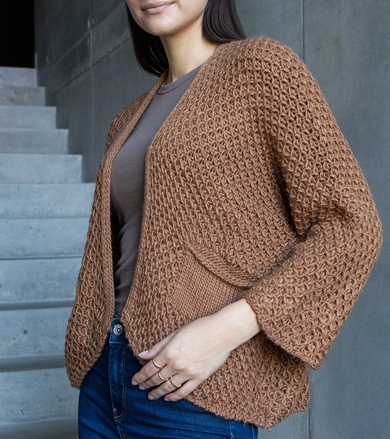 Cardigan bej închis tip pelerină Nira