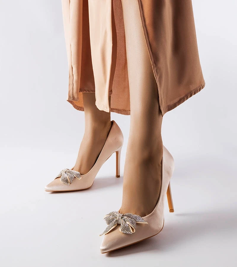 Pantofi stiletto bej din satin cu o fundă Mia