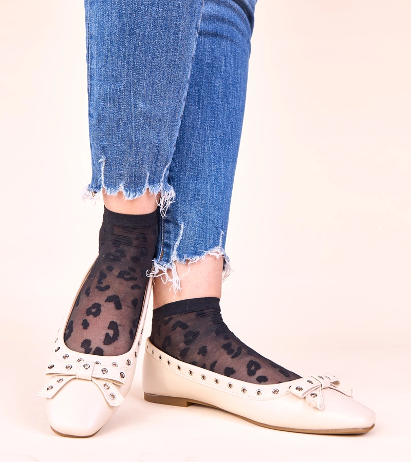 Balerini bej cu orificii decorative și fundiță Baisa