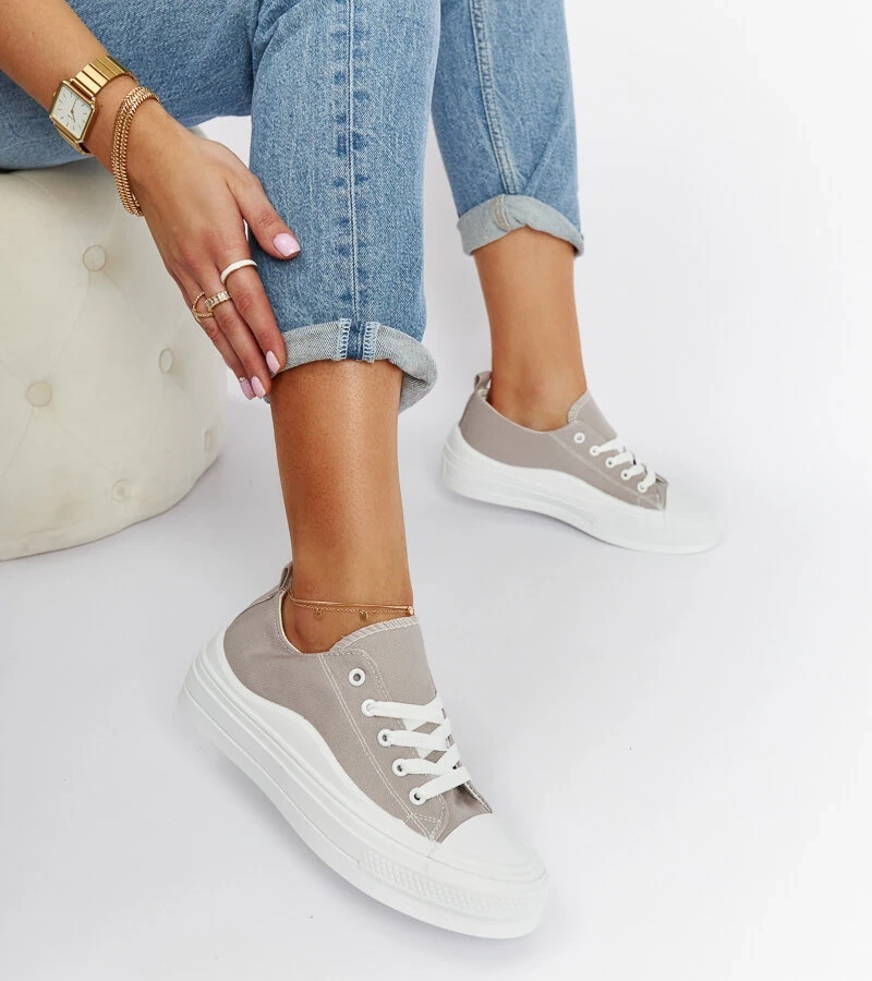 Teniși gri pe platforma Blais