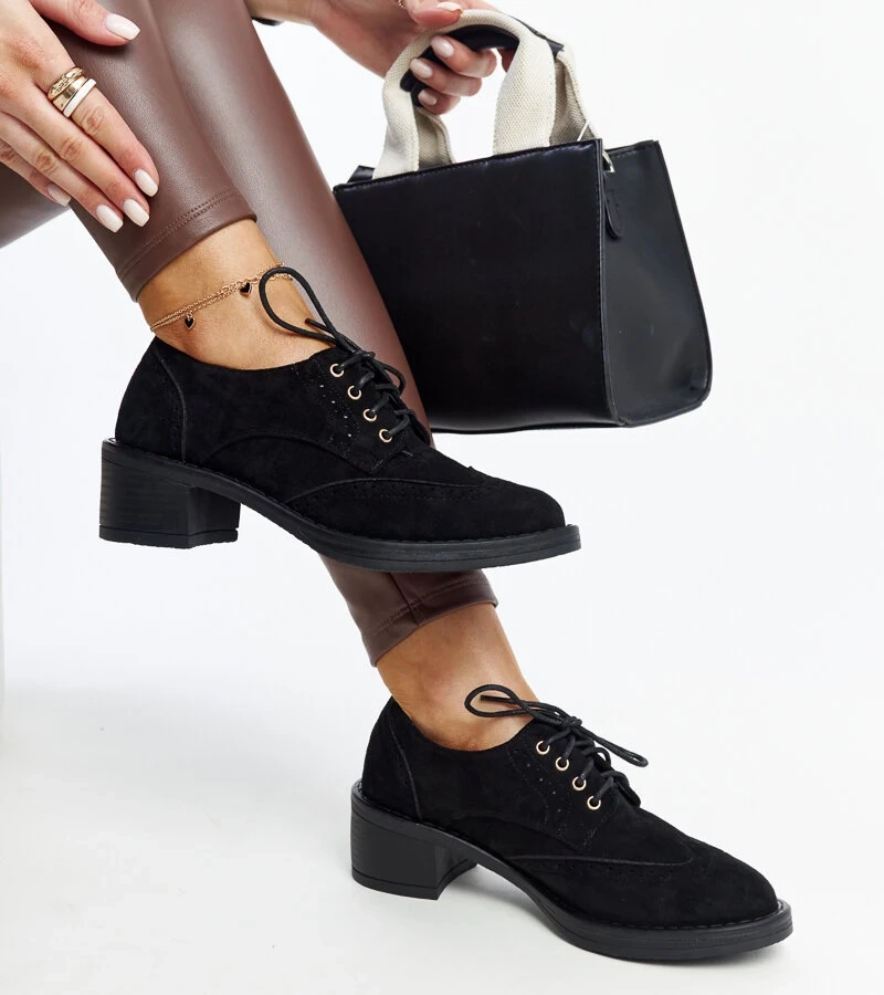 Pantofi semi-închiși din piele de căprioară neagră cu toc Tigard