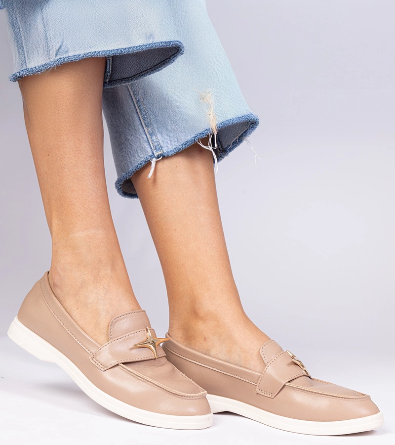 Mocasini de damă bej închis cu decorațiune aurie Senna