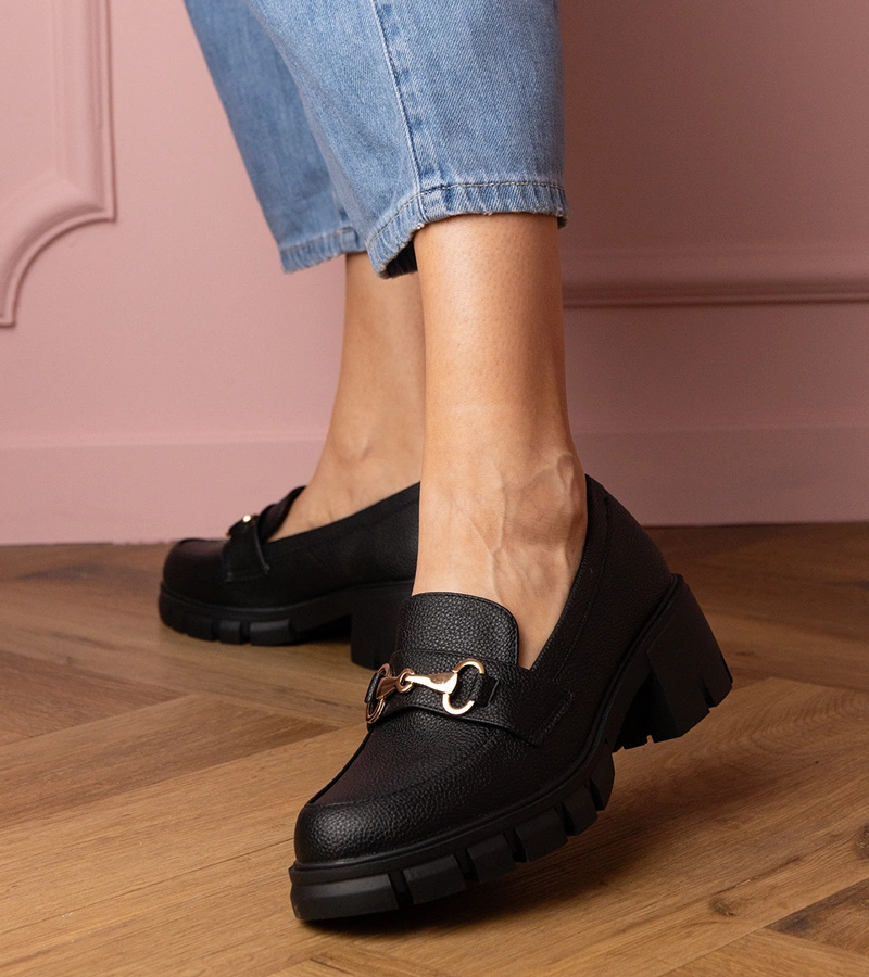 Pantofi negri cu toc mic și ornament auriu Marela